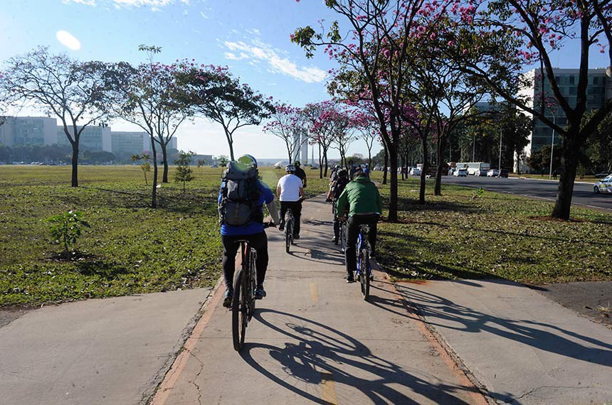 O Núcleo de Coordenação de Ações Socioambientais (NCAS) do Senado promove mais um â€œDe bicicleta ao trabalhoâ€. Como o nome sugere, a iniciativa propõe que os servidores venham ao Senado pedalando. O ponto de encontro é a Praça do Museu da República para que o grupo siga em direção ao Congresso Nacional. Um passo importante do engajamento foi a aprovação do Projeto de Resolução nº 19/2014 no último dia 24 de junho, que cria o Espaço do Ciclista no Senado. Foto: Jefferson Rudy/Agência Senado