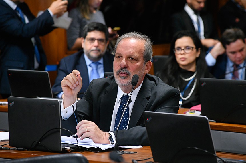 O senador Armando Monteiro (PTB-PE) foi o relator da proposta