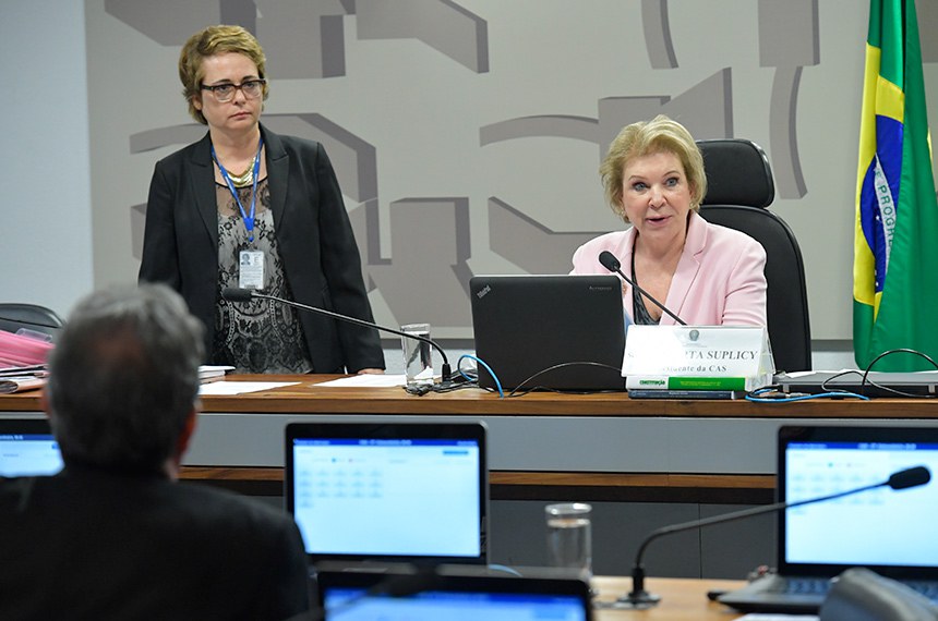 Presidente da CAS, a senadora Marta Suplicy (MDB-SP) apresentou foto favorável à proposta que elimina entraves às laqueaduras