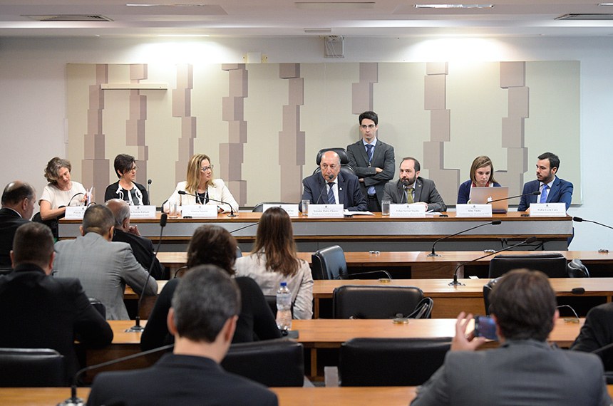 O senador Pedro Chaves (à mesa, centro) preside a audiência sobre a norma