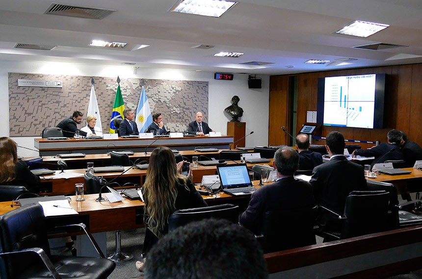 Grupo Parlamentar Brasil-Argentina (GPARGENTINA) realiza  audiência pública interativa para discutir gestão compartilhada de aduanas na fronteira como alternativa para o desenvolvimento e integração dos dois países.   Mesa: 2ª vice-presidente da GPARGENTINA, senadora Ana Amélia (PP-RS); presidente da GPARGENTINA, senador Fernando Collor (PTC-AL); embaixador da Argentina no Brasil, Carlos Alfredo Magariños; superintendente da Receita Federal do Brasil da 10ª Região Fiscal (RS), Luiz Fernando Lorenzi.  Foto: Roque de Sá/Agência Senado