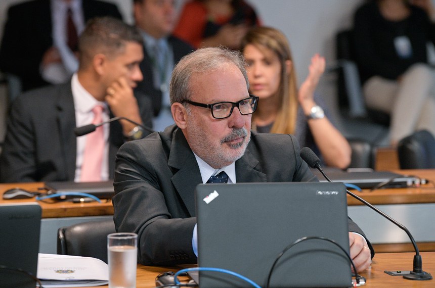 Comissão de Transparência, Governança, Fiscalização e Controle e Defesa do Consumidor (CTFC) realiza: 1ª parte: reunião deliberativa com 15 itens, entre eles, o PLC 66/2017, que trata da garantia contratual; 2ª parte: apresentação do Índice de Transparência Legislativa.   À bancada em pronunciamento, senador Armando Monteiro (PTB-PE).  Foto: Pedro França/Agência Senado