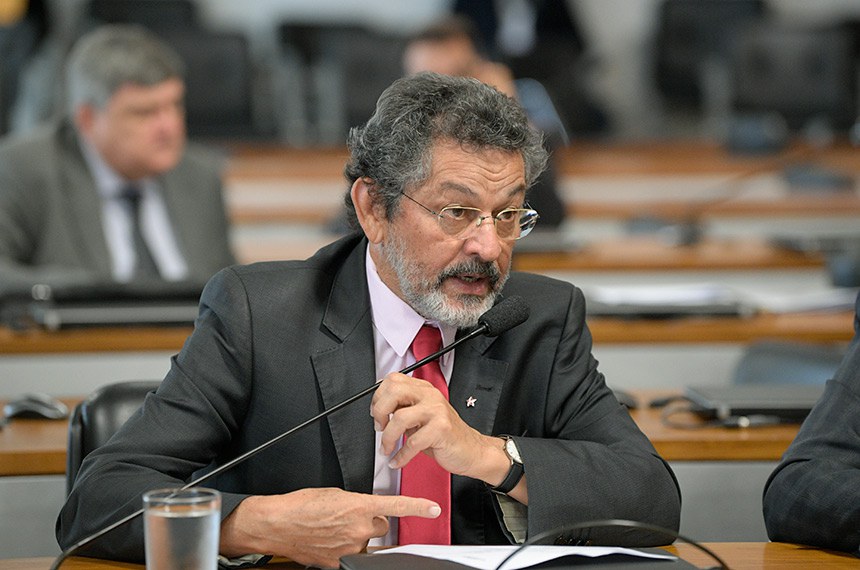 Comissão de Direitos Humanos e Legislação Participativa (CDH) realiza reunião com 21 itens na pauta. Entre eles, o PLS 382/2011, que obriga cota de brinquedos para crianças com deficiência em shoppings.  Em pronunciamento, à bancada, senador Paulo Rocha (PT-PA).  Foto: Pedro França/Agência Senado