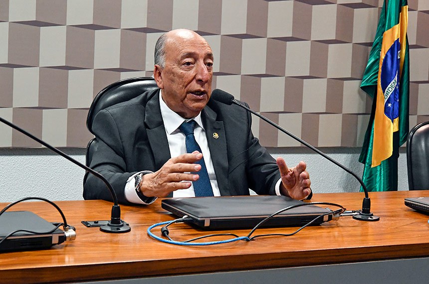 CCC - Comissão Temporária para Reforma do Código Comercial (Art. 374-RISF) realiza reunião deliberativa para apreciação de requerimento.   À mesa, relator da CCC, senador Pedro Chaves (PRB-MS).  Foto: Waldemir Barreto/Agência Senado