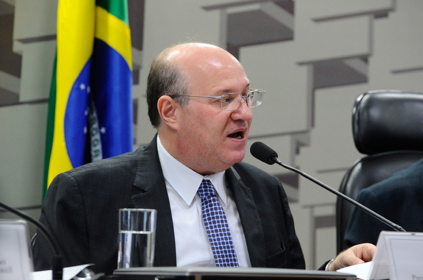 Comissão de Assuntos Econômicos (CAE) realiza audiência pública para ouvir o presidente do Banco Central, Ilan Goldfajn. O objetivo da audiência pública interativa é debater as diretrizes, implementação e perspectivas futuras da política monetária do país.  Em pronunciamento, à mesa, presidente do Banco Central, Ilan Goldfajn.  Foto: Marcos Oliveira/Agência Senado