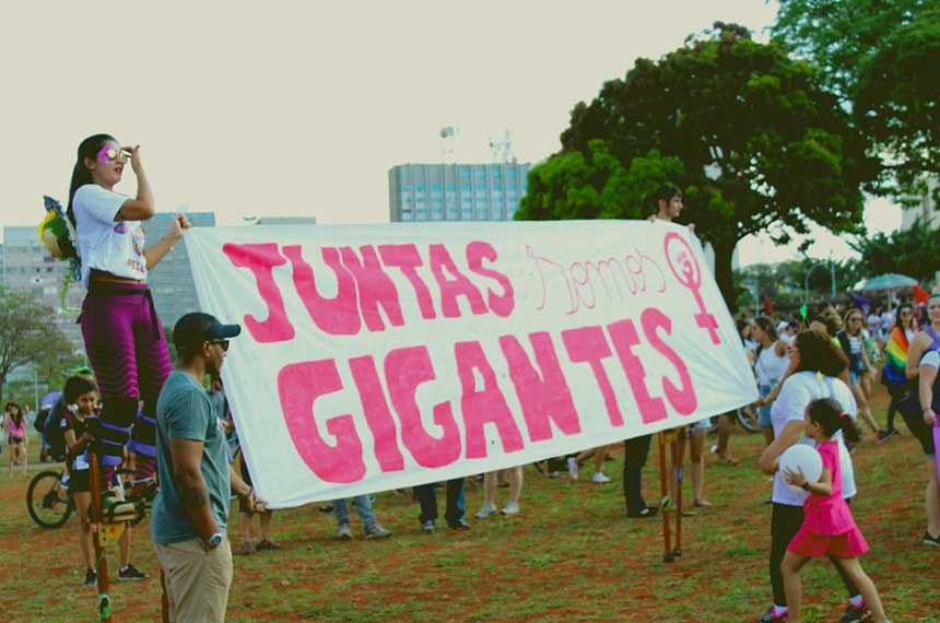 Senado e UnB realizam parceria em exposição de fotografia  Até o dia 10 de dezembro, a exposição fotográfica “O cotidiano da fotografia: violência de gênero e Justiça” pode ser visitada na Biblioteca da Universidade de Brasília.  A mostra integra a programação que Procuradoria Especial da Mulher do Senado, Secretaria da Mulher da Câmara, Comissão de Defesa dos Direitos da Mulher, Comissão Permanente Mista de Combate à Violência contra a Mulher prepararam, com outros parceiros, para os 16 dias de Ativismo pelo Fim da Violência Contra as Mulheres. 