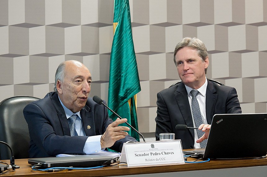 CCC - Comissão Temporária para Reforma do Código Comercial (Art. 374-RISF) realiza reunião deliberativa para apreciação de relatório.  Mesa: relator da CCC, senador Pedro Chaves (PRB-MS); presidente eventual da CCC, senador Dário Berger (MDB-SC).  Foto: Waldemir Barreto/Agência Senado