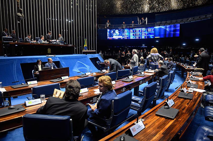 Plenário do Senado Federal durante sessão deliberativa ordinária. Ordem do dia. Mesa: senador Cidinho Santos (PR-MT); presidente do Senado, senador EunÃcio Oliveira (MDB-CE); secretário-geral da Mesa, Luiz Fernando Bandeira de Mello Filho. Foto: Jefferson Rudy/Agência Senado