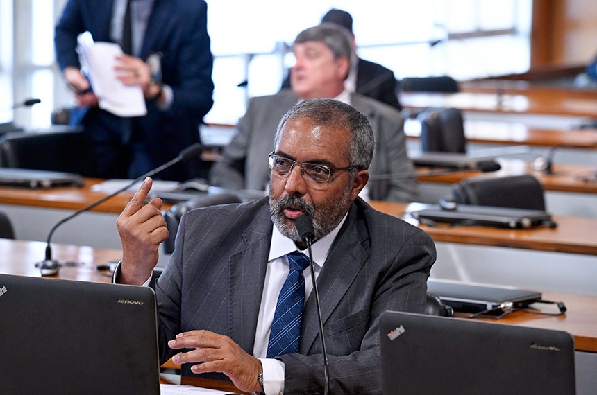 Comissão de Direitos Humanos e Legislação Participativa (CDH) realiza reunião - 1ª PARTE: deliberativa com 17 itens, entre eles, o PLS 382/2011, que obriga cota de brinquedos para crianças com deficiência em shoppings; - 2ª PARTE: apresentação do relatório das atividades do biênio 2017/2018.  Em pronunciamento, senador Paulo Paim (PT-RS) à bancada.  Foto: Edilson Rodrigues/Agência Senado