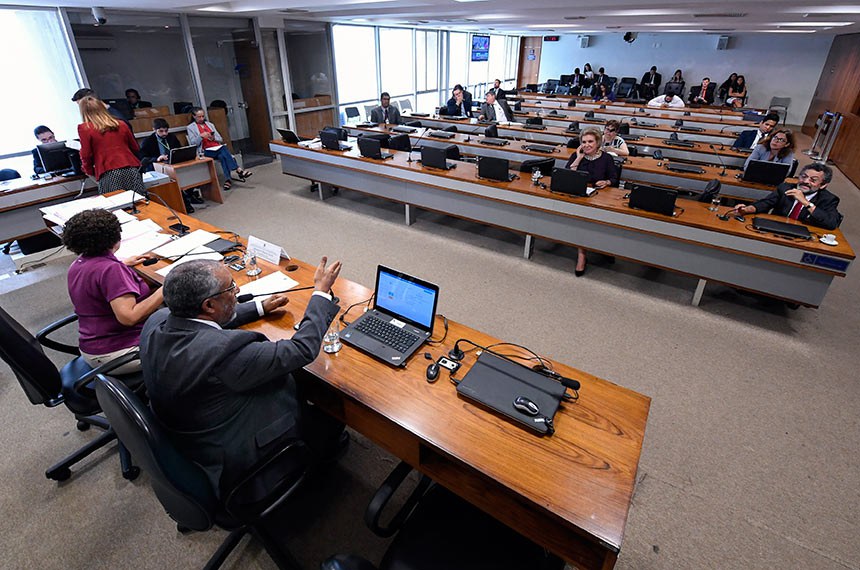 Comissão de Direitos Humanos e Legislação Participativa (CDH) realiza: 1ª parte - reunião deliberativa com 17 itens, entre eles, o PLS 382/2011, que obriga cota de brinquedos para crianças com deficiência em shoppings; 2ª parte - apresentação do relatório das atividades do biênio 2017/2018.   Mesa:  vice-presidente da CDH, senador Paulo Paim (PT-RS);  presidente da CDH, senadora Regina Sousa (PT-PI);   Bancada:  senadora Marta Suplicy (MDB-SP);  senador Paulo Rocha (PT-PA).  Foto: Edilson Rodrigues/Agência Senado