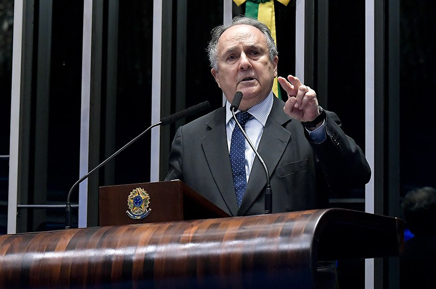 Plenário do Senado Federal durante sessão deliberativa extraordinária.   Em discurso, à tribuna, senador Cristovam Buarque (PPS-DF).  Foto: Waldemir Barreto/Agência Senado