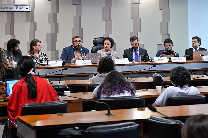 Comissão de Direitos Humanos e Legislação Participativa (CDH) realiza audiência pública interativa para analisar a atuação das redes sociais na disseminação de informações falsas e ataques aos Direitos Humanos.   Mesa (E/D):  representante do Instituto Beta Internet e Democracia (Ibidem), Paulo Rená da Silva Santarém;  coordenadora executiva do Intervozes - Coletivo Brasil de Comunicação Social, Bia Barbosa;  professor de Direito Eleitoral e Empreendedorismo da Universidade Presbiteriana Mackenzie, da Fundação Getulio Vargas  (FGV), Diogo Rais;  presidente da CDH, senadora Regina Sousa (PT-PI);  advogado e coordenador do Programa Prioridade Absoluta, Pedro Hartung;  empresário dos setores de tecnologias e educação, Aderbal Botelho Leite Neto - em pronunciamento;  representante da SaferNet Brasil, Thiago Tavares.  Foto: Geraldo Magela/Agência Senado