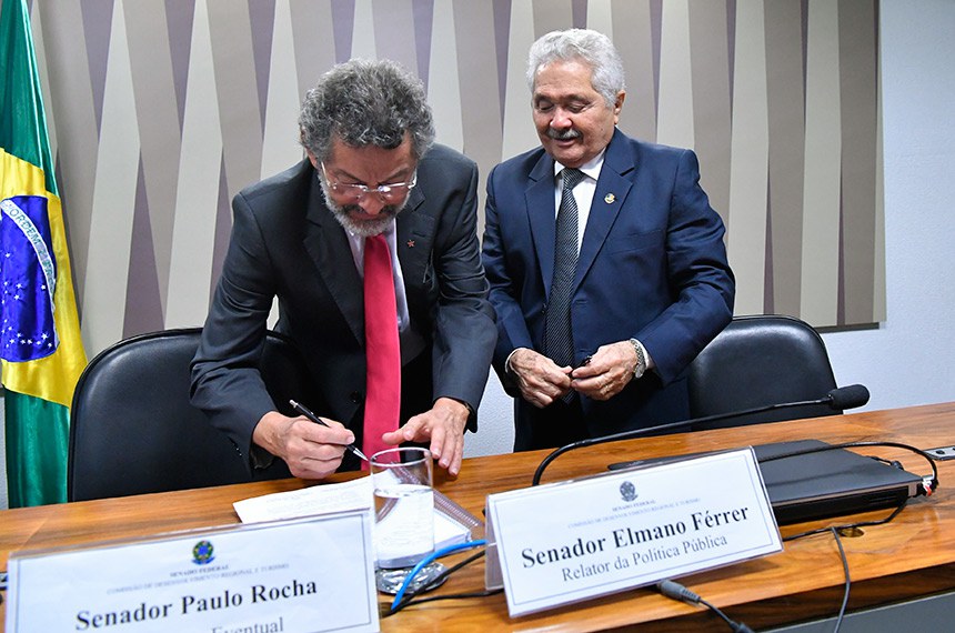 Paulo Rocha (à esq.) e Elmano Férrer na reunião da comissão que apresentou o balanço das atividades e aprovou o relatório final de avaliação sobre as barragens no Brasil