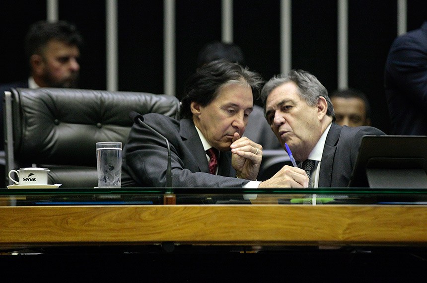 Presidente do Congresso, Eunício Oliveira (à esq.), conversa com o relator do Orçamento, Waldemir Moka