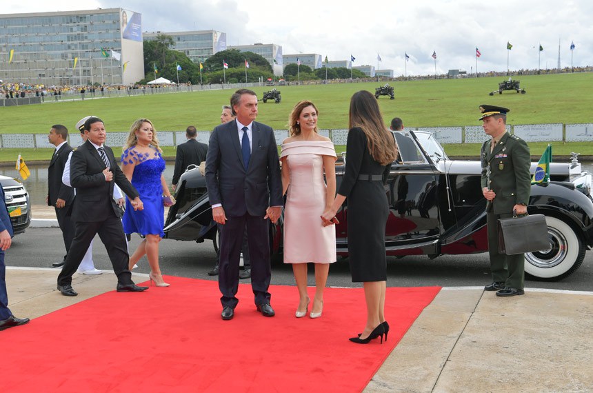 O presidente eleito chega ao Congresso com a primeira-dama, Michelle Bolsonaro, no Rolls-Royce presidencial