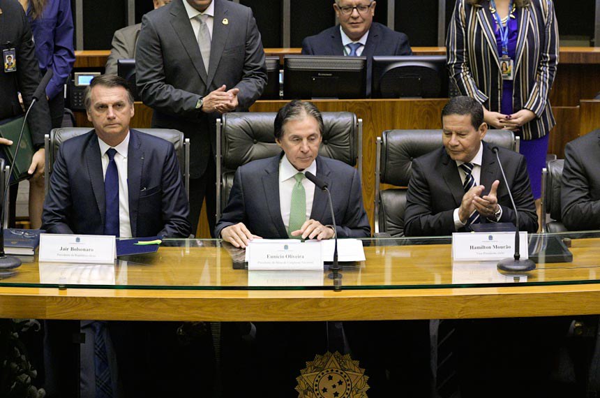 Como presidente do Congresso, Eunício Oliveira (entre Bolsonaro e o vice-presidente, Hamilton Mourão) preside a cerimônia de posse
