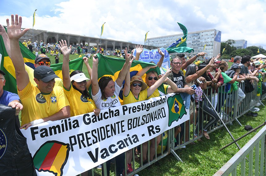 Solenidade de posse do presidente da RepÃºblica e do vice-presidente eleitos.  Do gramado da Esplanada dos MinistÃ©rios, populares acompanham evento.   Faixa: 