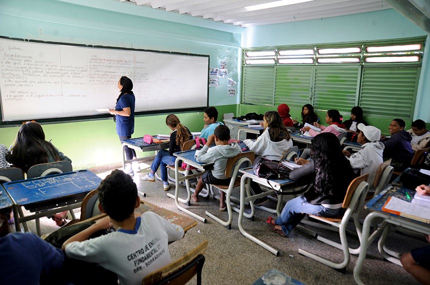 Alunos em sala de aula no Centro de Ensino Fundamental 07 de Sobradinho.