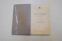 José Sarney doa livro raro sobre biblioteconomia para Biblioteca do Senado