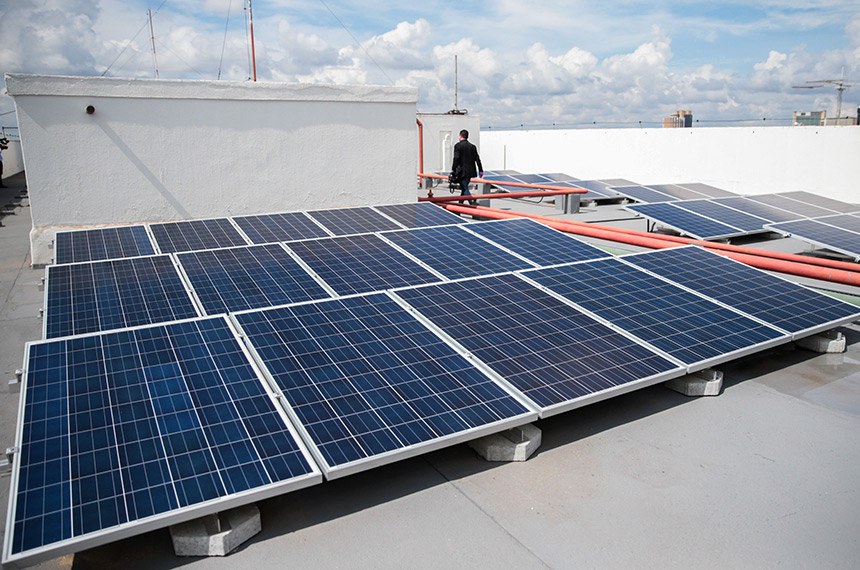 Painéis fotovoltaicos para geração de energia solar em cobertura de edifício em Brasília: proposta pretende que mais construções possam ser sustentáveis do ponto de vista energético