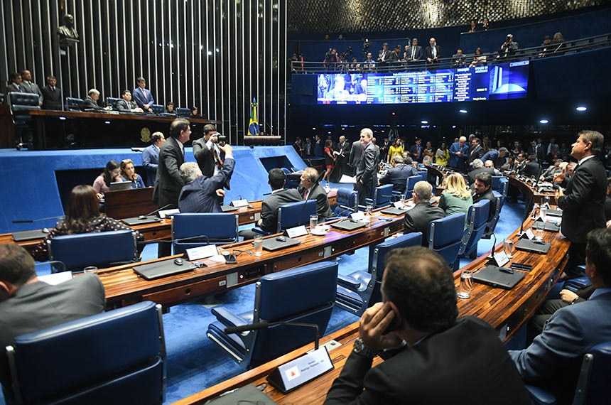 Plenário do Senado durante terceira reunião preparatória destinada a eleger os demais integrantes da Mesa do Senado Federal para 56ª Legislatura. Mesa: senador Izalci (PSDB-DF); presidente do Senado, senador Davi Alcolumbre (DEM-AP); secretário-geral da Mesa, Luiz Fernando Bandeira de Mello Filho. Em pronunciamento, à bancada, senador Nelsinho Trad (PSD-MS). Foto: Jefferson Rudy/Agência Senado