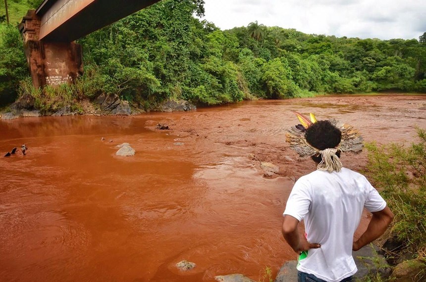 Índio pataxó de aldeia às margens do Rio Paraopeba, que foi atingido pela lama da barragem