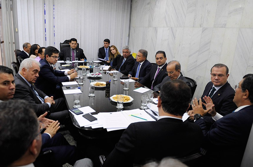 Presidente do Senado Federal, senador Davi Alcolumbre (DEM-AP), realiza reuniÃ£o de lÃ­deres.   Participam: senador Alvaro Dias (Pode-PR);  senador Chico Rodrigues (DEM-RR);  senador Davi Alcolumbre (DEM-AP);  senador Humberto Costa (PT-PE);  senador Jorge Kajuru (PSB-GO);  senador Jorginho Mello (PR-SC);  senador Major Olimpio (PSL-SP);  senador Marcos RogÃ©rio (DEM-RO);  senador Mecias de Jesus (PRB-RR);  senador Otto Alencar (PSD-BA);  senador Randolfe Rodrigues (Rede-AP);  senador Rodrigo Pacheco (DEM-MG); senador Weverton Rocha (PDT-MA);  senadora Daniella Ribeiro (PP-PB);  senadora Eliziane Gama (PPS-MA) senador Eduardo Braga (MDB-AM); senador Wellington Fagundes (PR-MT); senador Izalci (PSDB-DF).  Foto: Jonas Pereira/AgÃªncia Senado