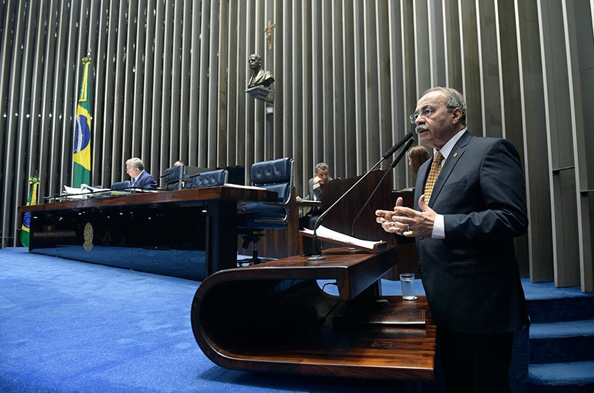 Plenário do Senado Federal durante sessão deliberativa extraordinária. À mesa, senador Izalci (PSDB-DF). Em discurso, à tribuna, senador Chico Rodrigues (DEM-RR). Foto: Pedro França/Agência Senado