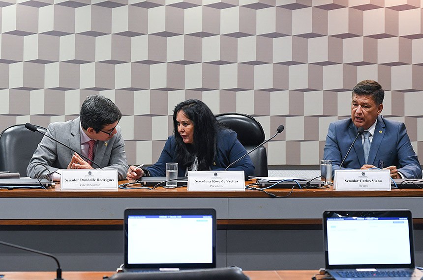 A senadora Rose de Freitas (Pode-ES), eleita presidente da CPI de Brumadinho, conversa com o senador Randolfe Rodrigues (Rede-AP), escolhido vice-presidente, e ao lado do senador Carlos Viana (PSD-MG), eleito relator da CPI