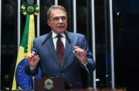 Alvaro Dias comenta caso de menina brasileira e pede novos critérios para aplicar Convenção de Haia