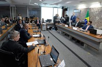 CRE cria subcomissão sobre Venezuela chefiada por Telmário Mota