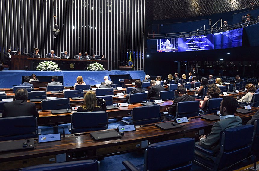 Plenário do Senado Federal durante sessão especial destinada a comemorar o Dia do Imigrante Italiano.   Mesa: chefe da Divisão da União Meridional e da  União Europeia no Itamaraty, Marcela Pompeo; embaixador da Itália no Brasil, Antonio Bernardini - em pronunciamento; vice-presidente do Senado, senador Antonio Anastasia (PSDB-MG); senador Esperidião Amin (PP-SC); diretor da Secretaria de Relações Internacionais da Presidência do Senado, embaixador Marco Farani.  Foto: Jefferson Rudy/Agência Senado
