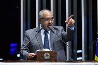 Salários iguais para homens e mulheres deve ser prioridade, afirma Paim