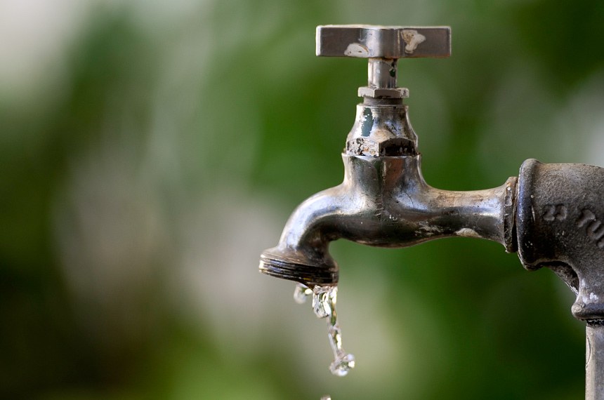 Desperdício de água tratada chega a 40% no Brasil e a 50% nas regiões Norte e Nordeste segundo o Ministério das Cidades