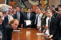 Bolsonaro entrega a Maia proposta de aposentadoria dos militares