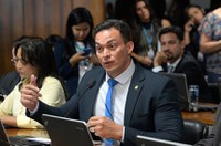 Projeto libera FGTS para pagamento de ensino superior e cirurgias