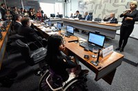 Em debate na CAS, menina ativista apela a ministro por remédio para doença rara