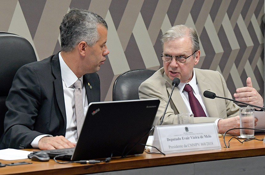 O presidente da comissão mista, deputado Evair Vieira de Melo (à esq.) e o relator, senador Tasso Jereissati, durante a reunião que abriu os debates sobre o novo marco regulador do saneamento básico
