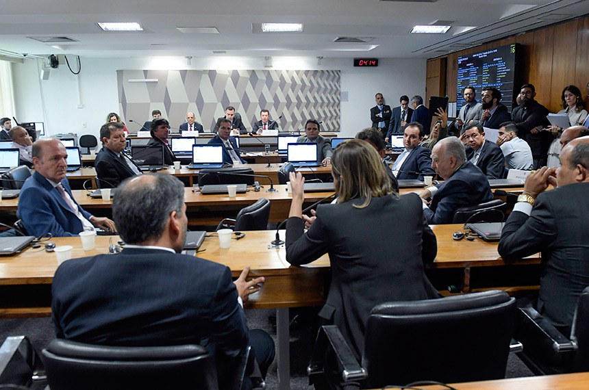Na última reunião da comissão mista, relator prometeu um novo relatório depois de parlamentares do DF, como a senadora Leila Barros, apresentarem voto contra mudanças no fundo constitucional do DF