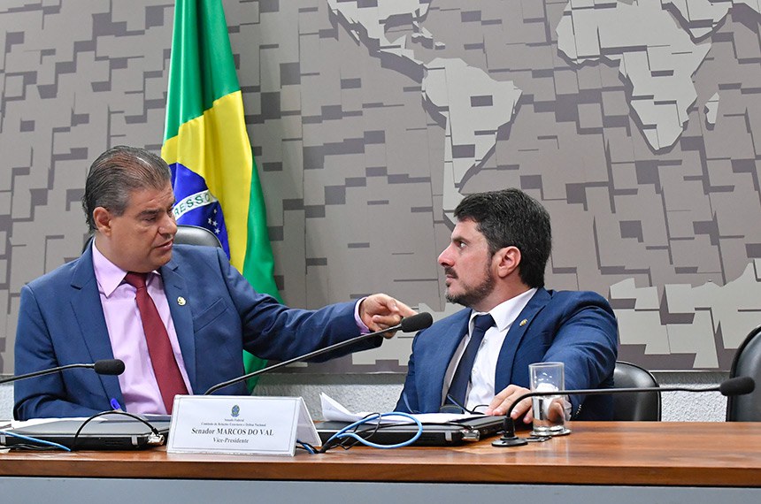 O presidente da CRE, Nelsinho Trad, e o vice, Marcos do Val, relator da proposta