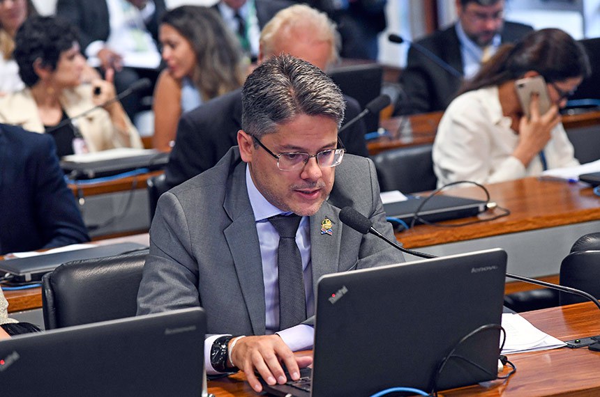 O senador Alessandro Vieira (Cidadania-SE) leu relatório favorável ao projeto que garante a logística reversa para o descarte de remédios
