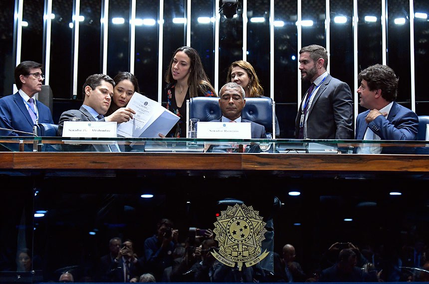 O presidente do Senado, Davi Alcolumbre, com o presidente da CAS, Romário, e o ministro Mandetta no Plenário