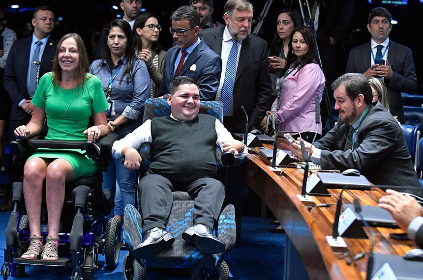 Os senadores Mara Gabrilli (de verde) e Flávio Arns (gravata listrada azul) entre participantes da audiência