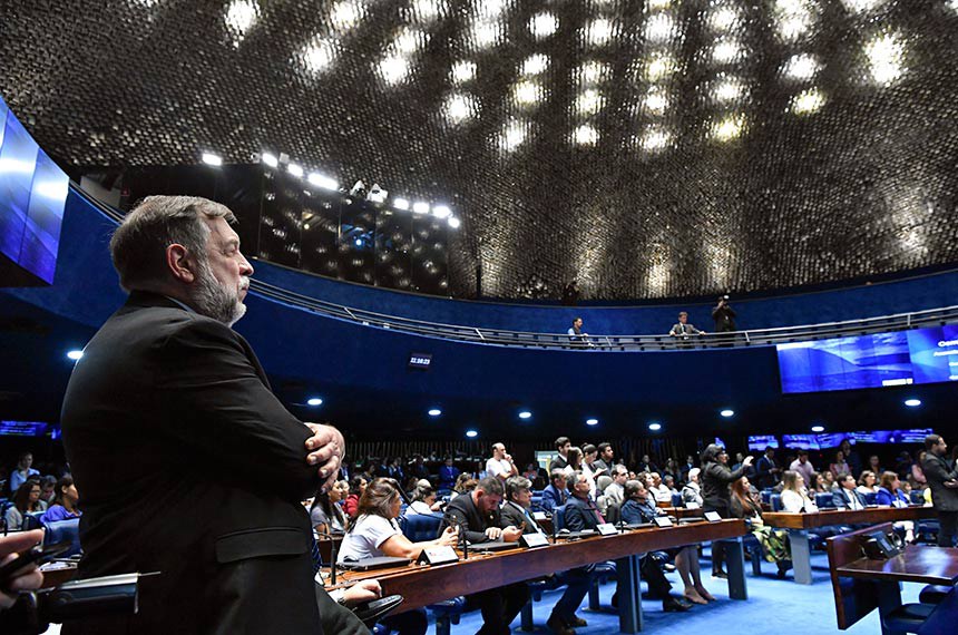 O senador Flávio Arns acompanha reunião da CAS no Plenário do Senado