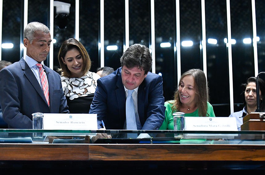 Senador Romário, Michelle Bolsonaro, ministro Mandetta e senadora Mara Gabrilli no Plenário do Senado