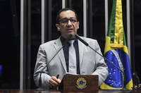 Licitação do STF que prevê compras de itens refinados é revoltante, diz Kajuru