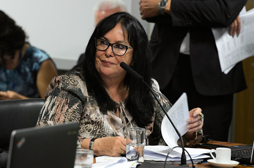 Senadora Rose de Freitas é a relatora de proposta que amplia proteções a transexuais e transgêneros e também do projeto que reajusta taxas de cartórios do DF, ambas na pauta da reunião da CCJ