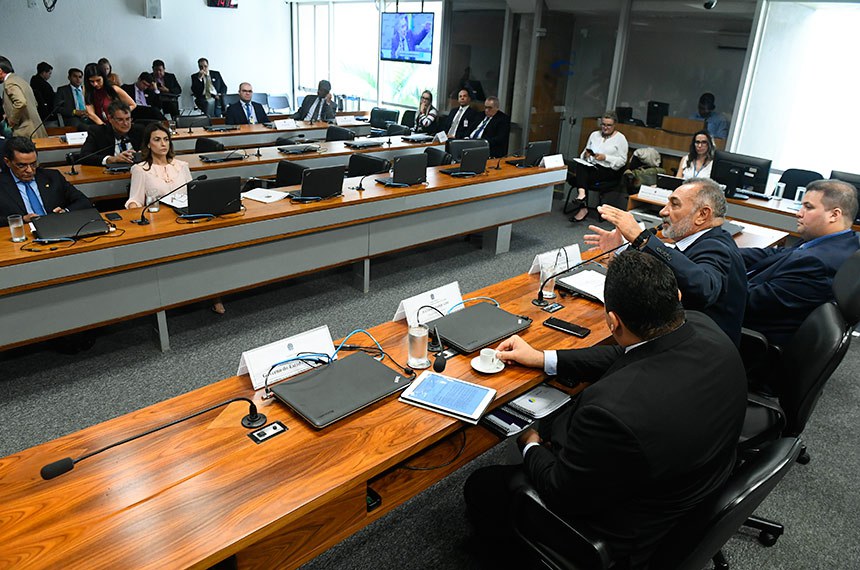 Subcomissão Temporária sobre a Venezuela (CRESTV) realiza audiência pública interativa para discutir a crise na Venezuela e seu impacto no Brasil.  Mesa: deputado estadual de Roraima, Jeferson Alves (PTB); presidente da CRESTV, senador Telmário Mota (Pros-RR); prefeito de Pacaraima, Juliano Torquato (PRB).  Foto: Marcos Oliveira/Agência Senado