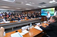 Ministro nega corte para universidades federais e defende educação básica