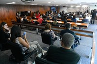 Pessoas carentes com deficiência terão passe livre em aviões, garante projeto